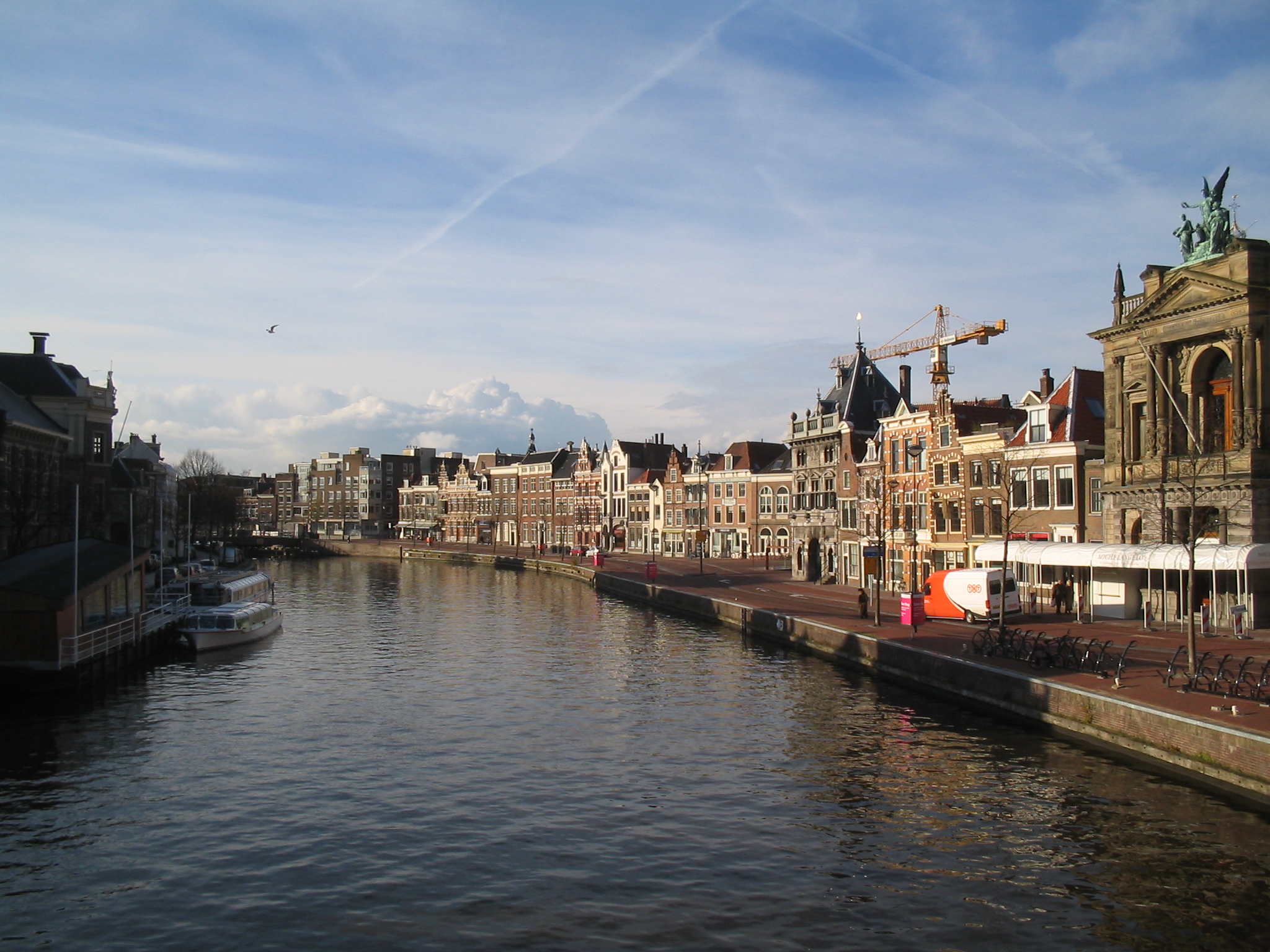 Het Spaarne in Haarlem met de Sint-Bavokerk